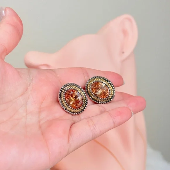 ⚜️ Elegant Gold and Brown Oval Clip-On Earrings - Picture 6 of 7